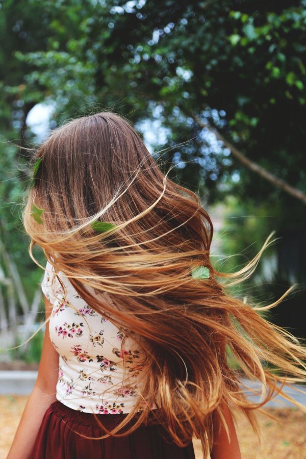 Девушка спиной длинные волосы