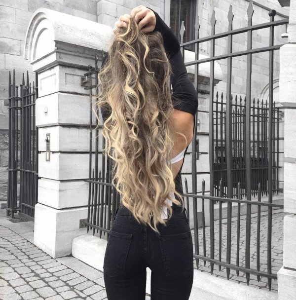 Девушка спиной длинные волосы