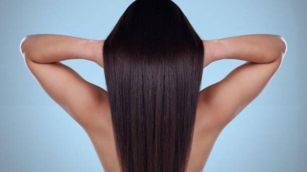 Девушка спиной длинные волосы