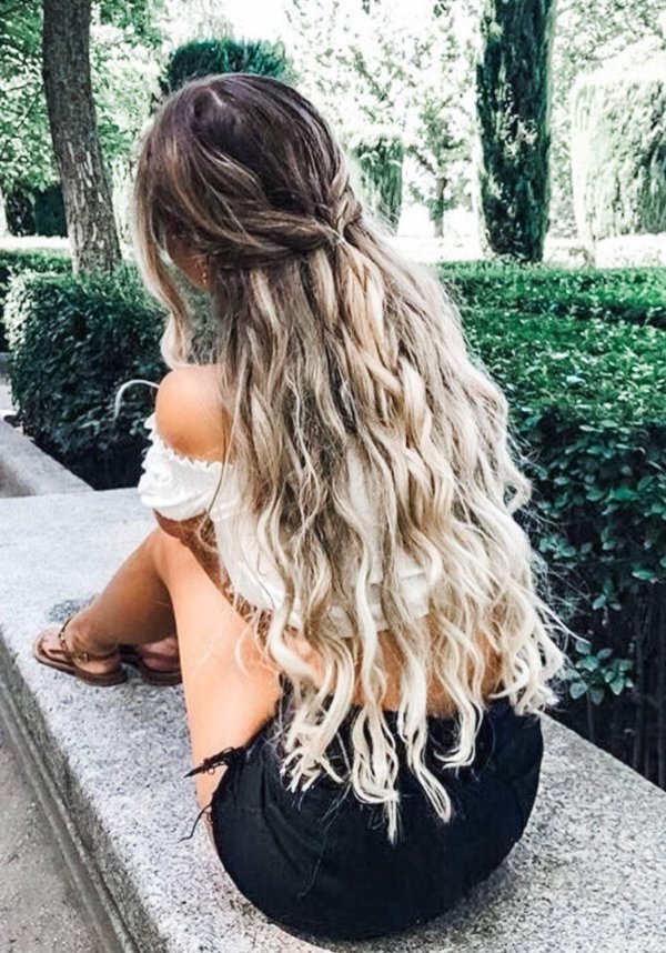 Девушка спиной длинные волосы