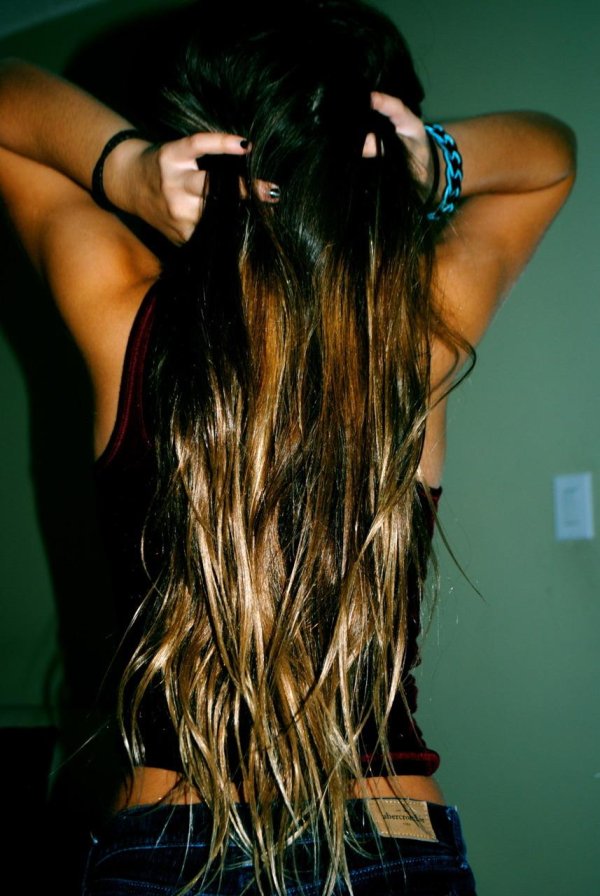 Девушка спиной длинные волосы