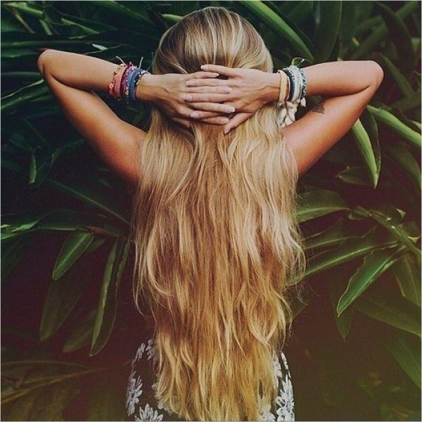 Девушка спиной длинные волосы