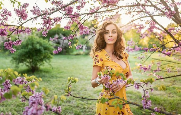 Девушка с весенними цветами