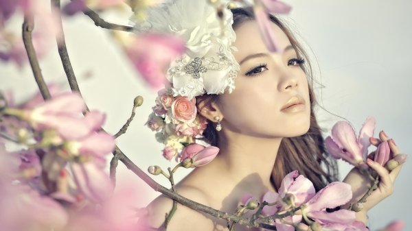 Девушка с весенними цветами