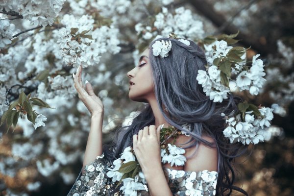 Девушка с весенними цветами