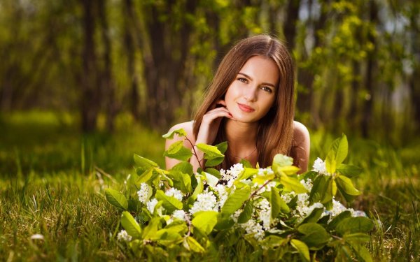 Девушка с весенними цветами