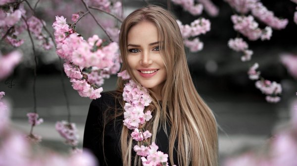 Девушка с весенними цветами