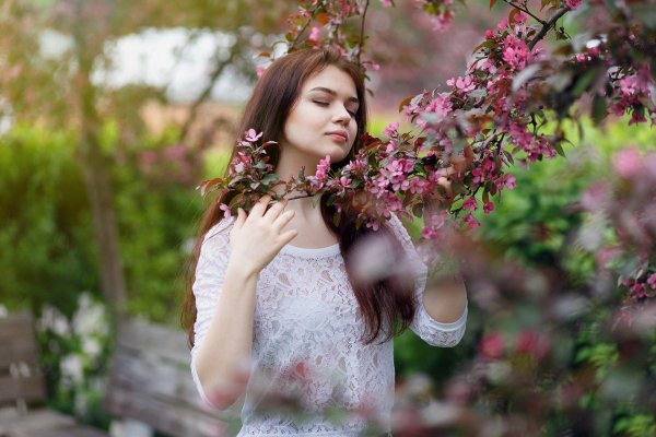 Девушка с весенними цветами