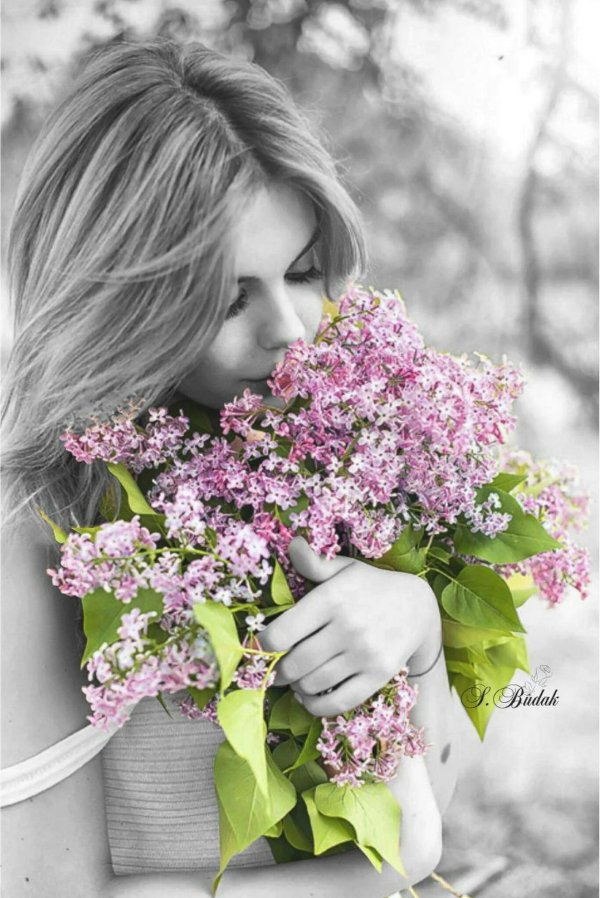 Девушка с весенними цветами