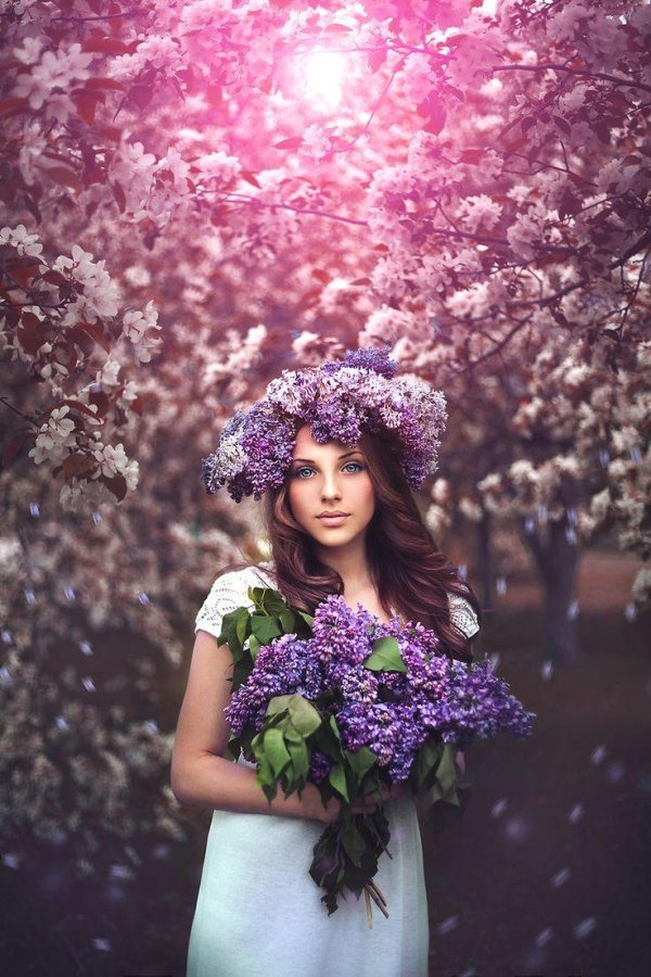 Девушка с весенними цветами