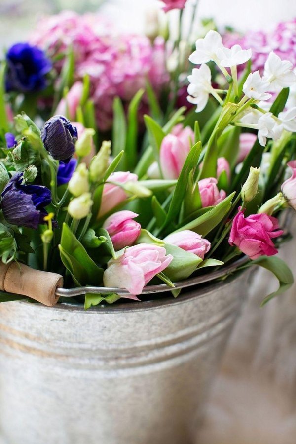 Девушка с весенними цветами