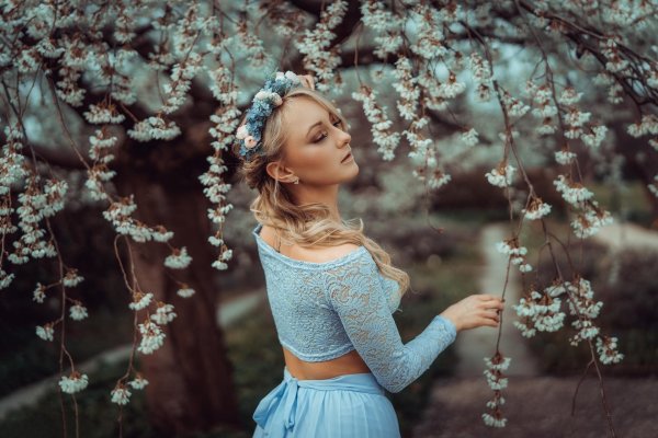 Девушка с весенними цветами