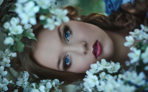 Девушка с весенними цветами