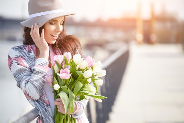 Девушка с весенними цветами