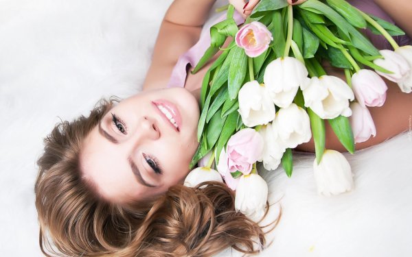 Девушка с весенними цветами