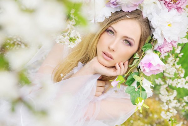 Девушка с весенними цветами