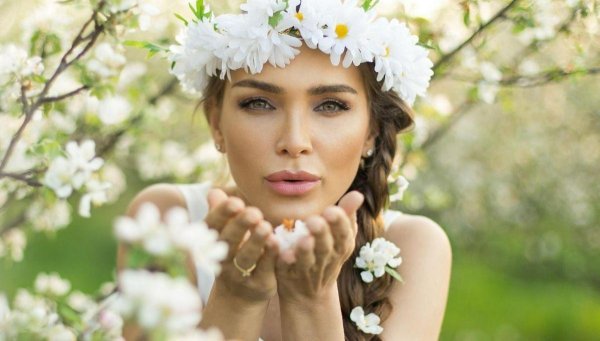 Девушка с весенними цветами