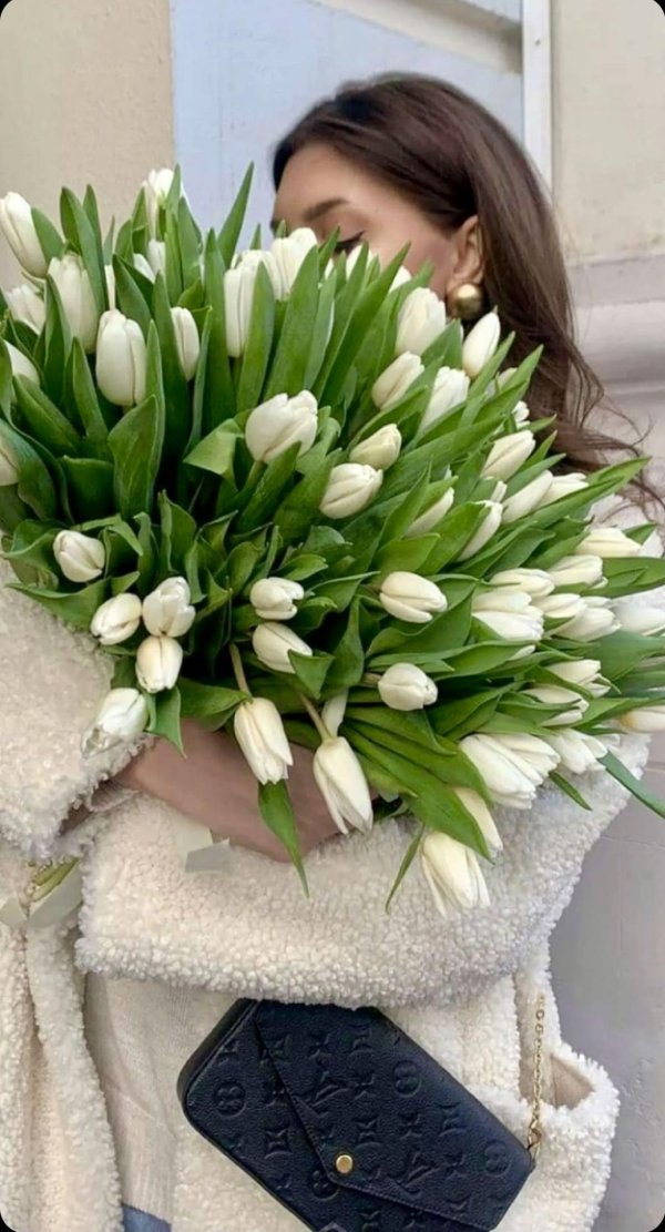 Девушка с весенними цветами