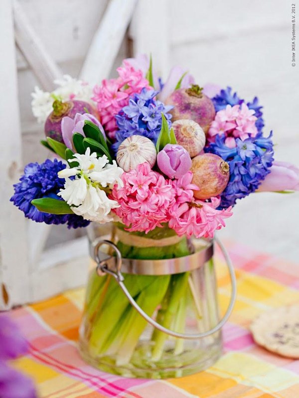 Девушка с весенними цветами