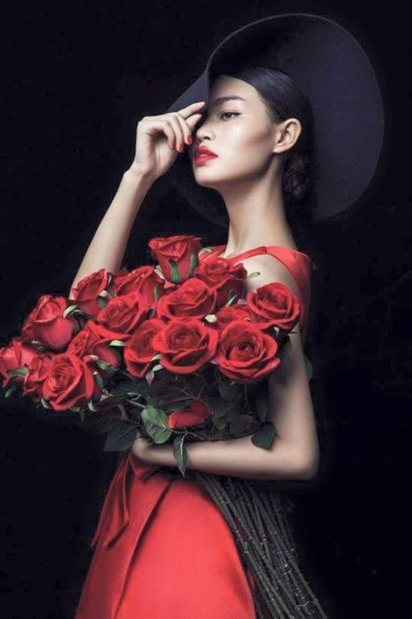 Девушка и красная роза