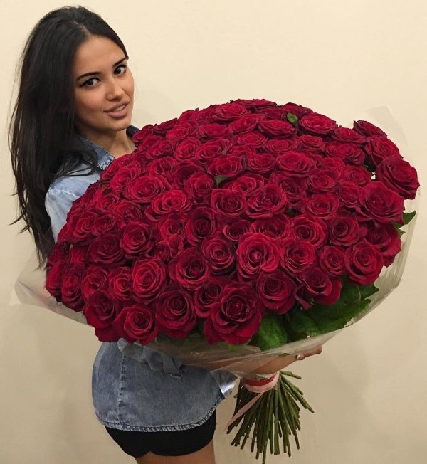 Девушка и красная роза