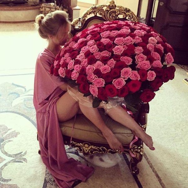 Девушка и красная роза