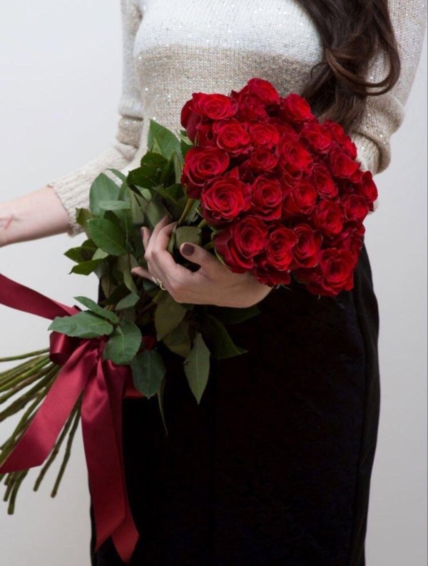 Девушка и красная роза