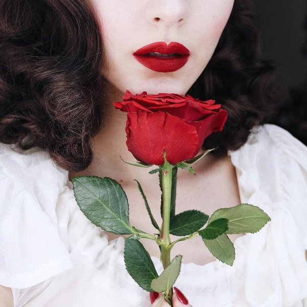 Девушка и красная роза