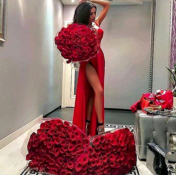 Девушка и красная роза