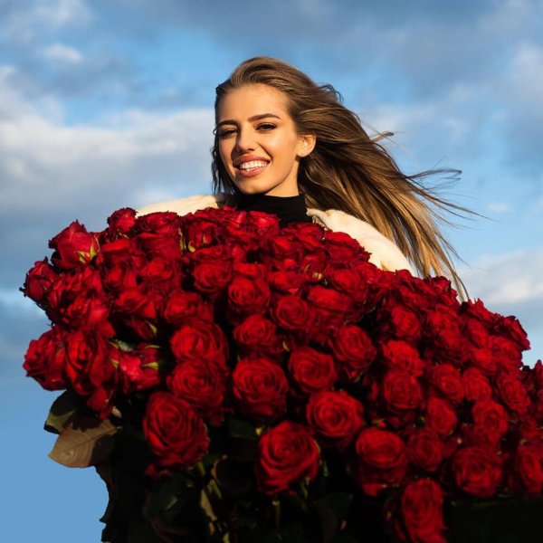 Девушка и красная роза