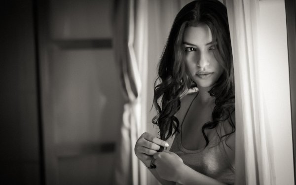 Одна девушка на земле