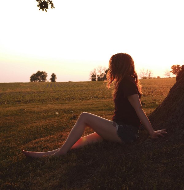 Одна девушка на земле