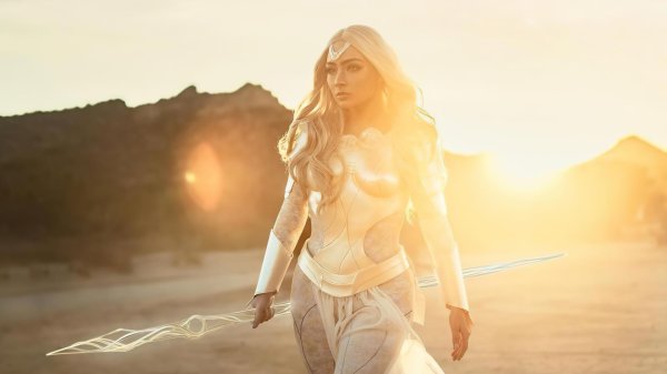 Одна девушка на земле