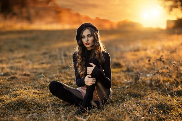 Одна девушка на земле