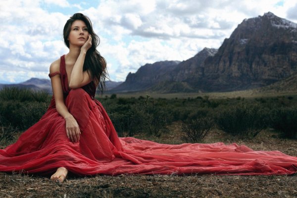 Одна девушка на земле