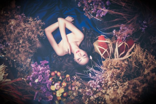 Одна девушка на земле