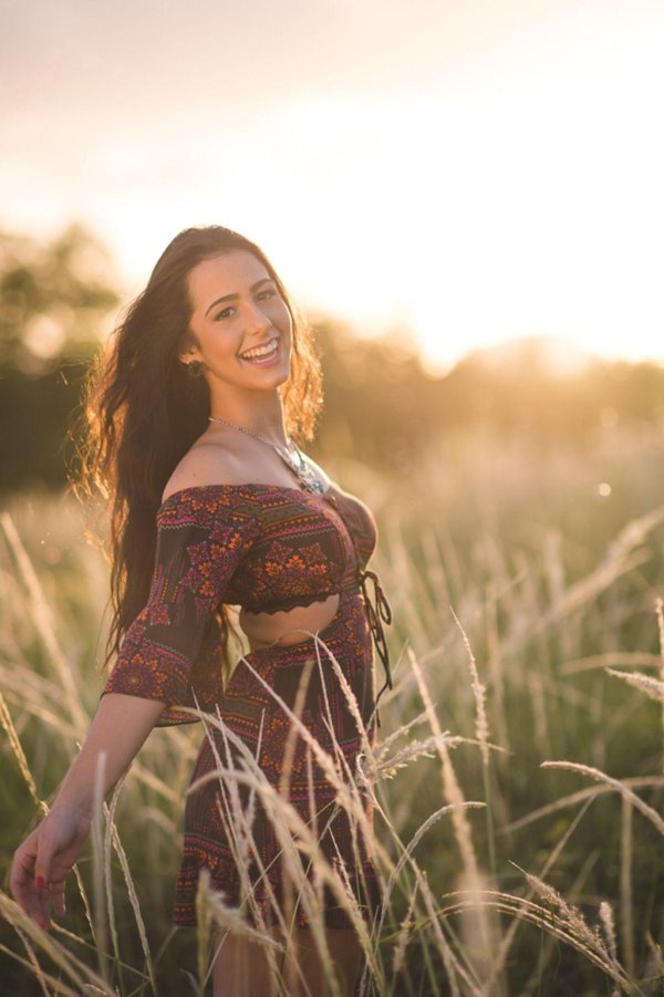 Одна девушка на земле