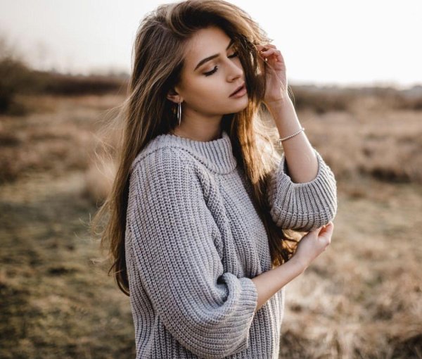 Одна девушка на земле