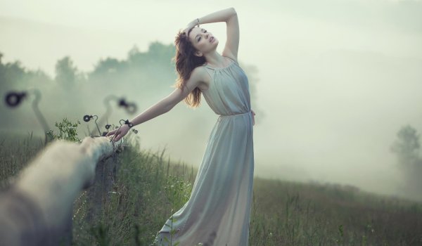 Одна девушка на земле