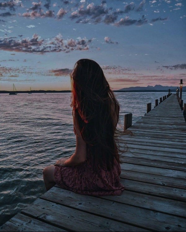 Одна девушка на земле