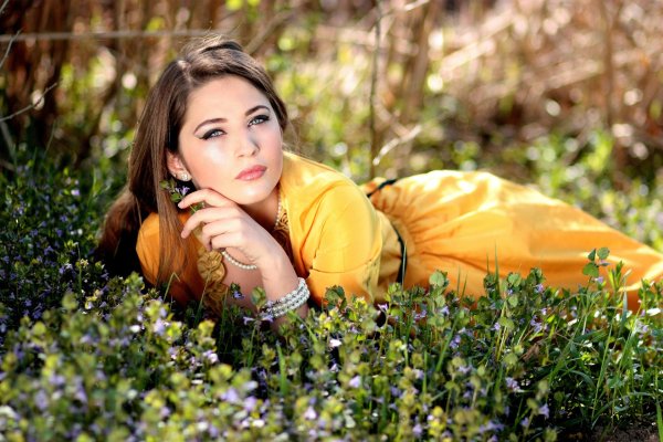 Одна девушка на земле