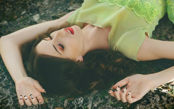 Одна девушка на земле