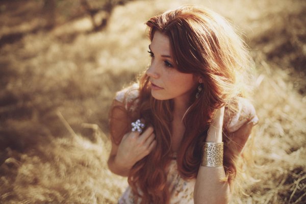 Одна девушка на земле