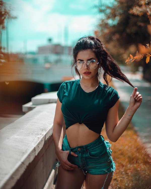 Одна девушка на земле