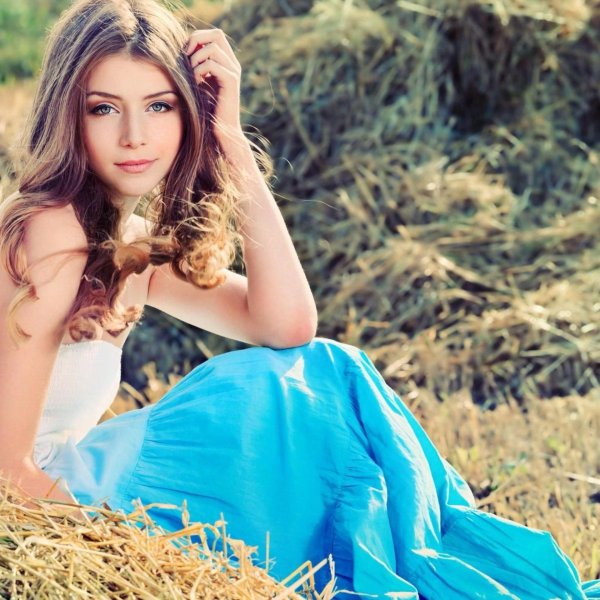 Одна девушка на земле