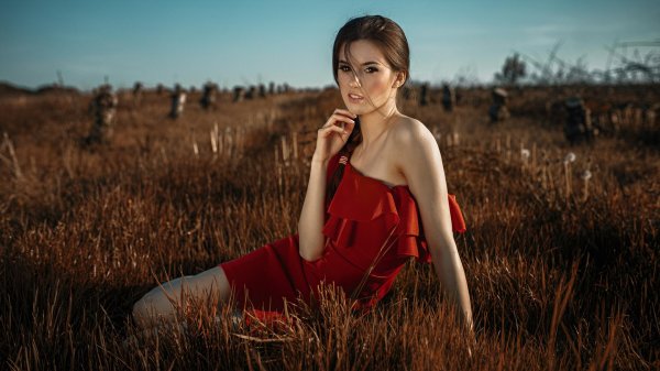 Одна девушка на земле