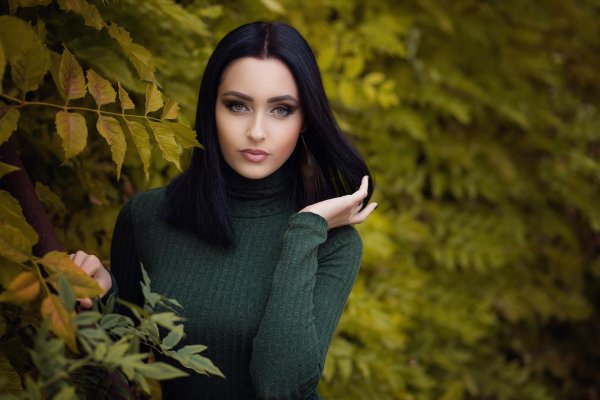 Одна девушка на земле