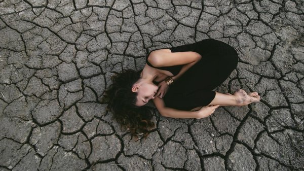 Одна девушка на земле