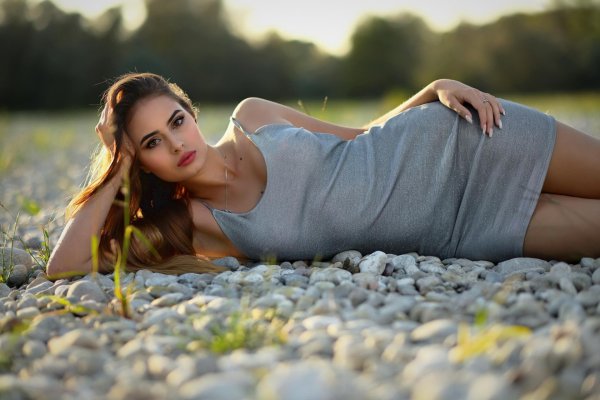 Одна девушка на земле