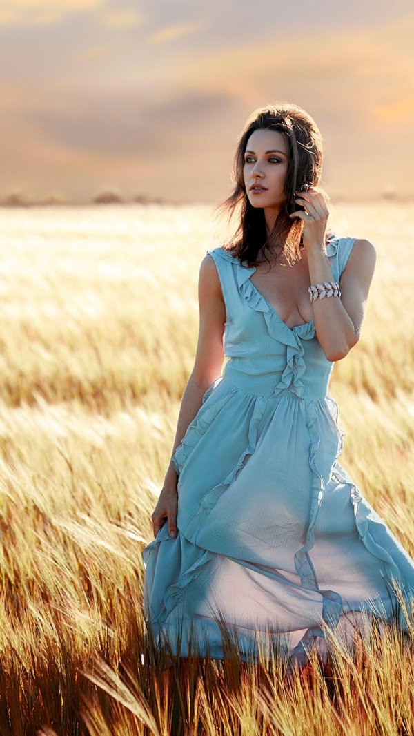 Одна девушка на земле